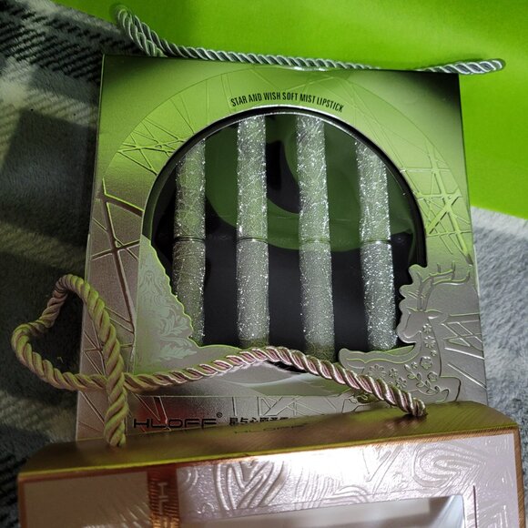 SSS-NIB Silver Sparkle 4 Red Lipstick Sticks With Cover-In Gift Box - Picture 3 of 3